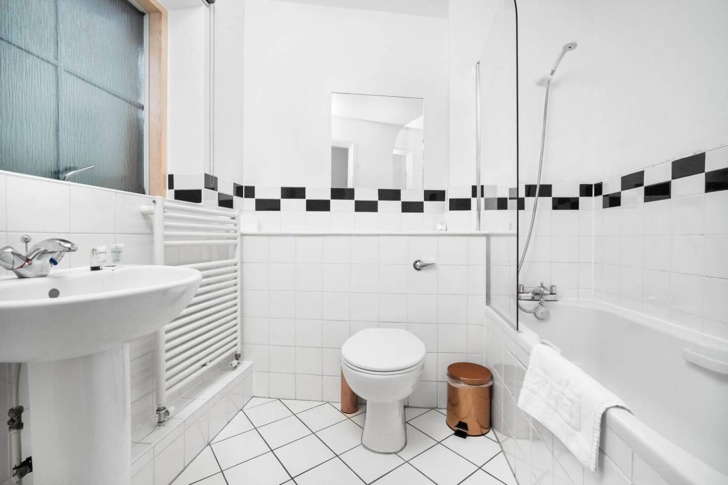 City Centre - Two Bedroom Apartment - Juliet Balcony - Secure Parking - Wifi - Smart Tv - Top Rated -33S 버밍엄 외부 사진