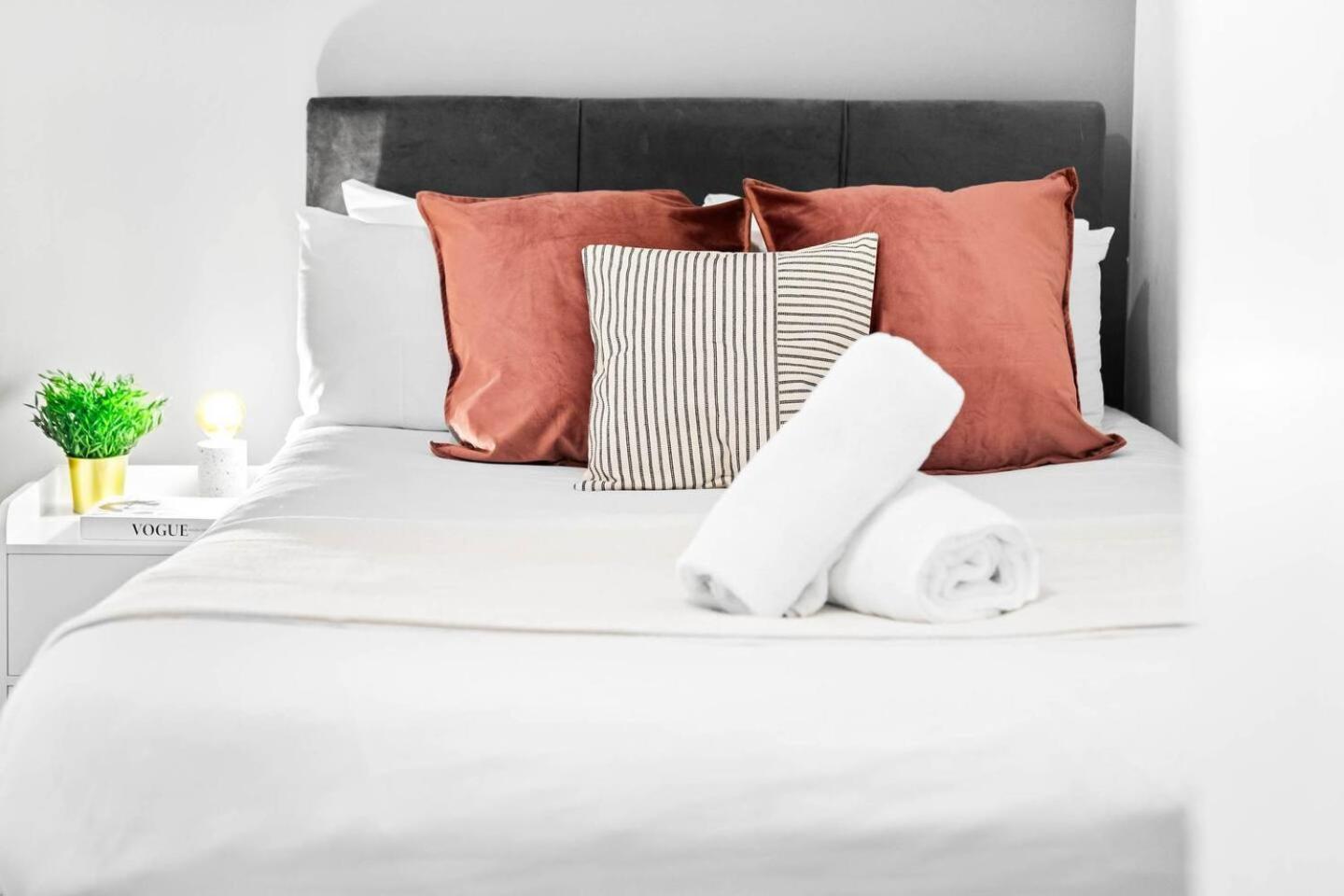City Centre - Two Bedroom Apartment - Juliet Balcony - Secure Parking - Wifi - Smart Tv - Top Rated -33S 버밍엄 외부 사진